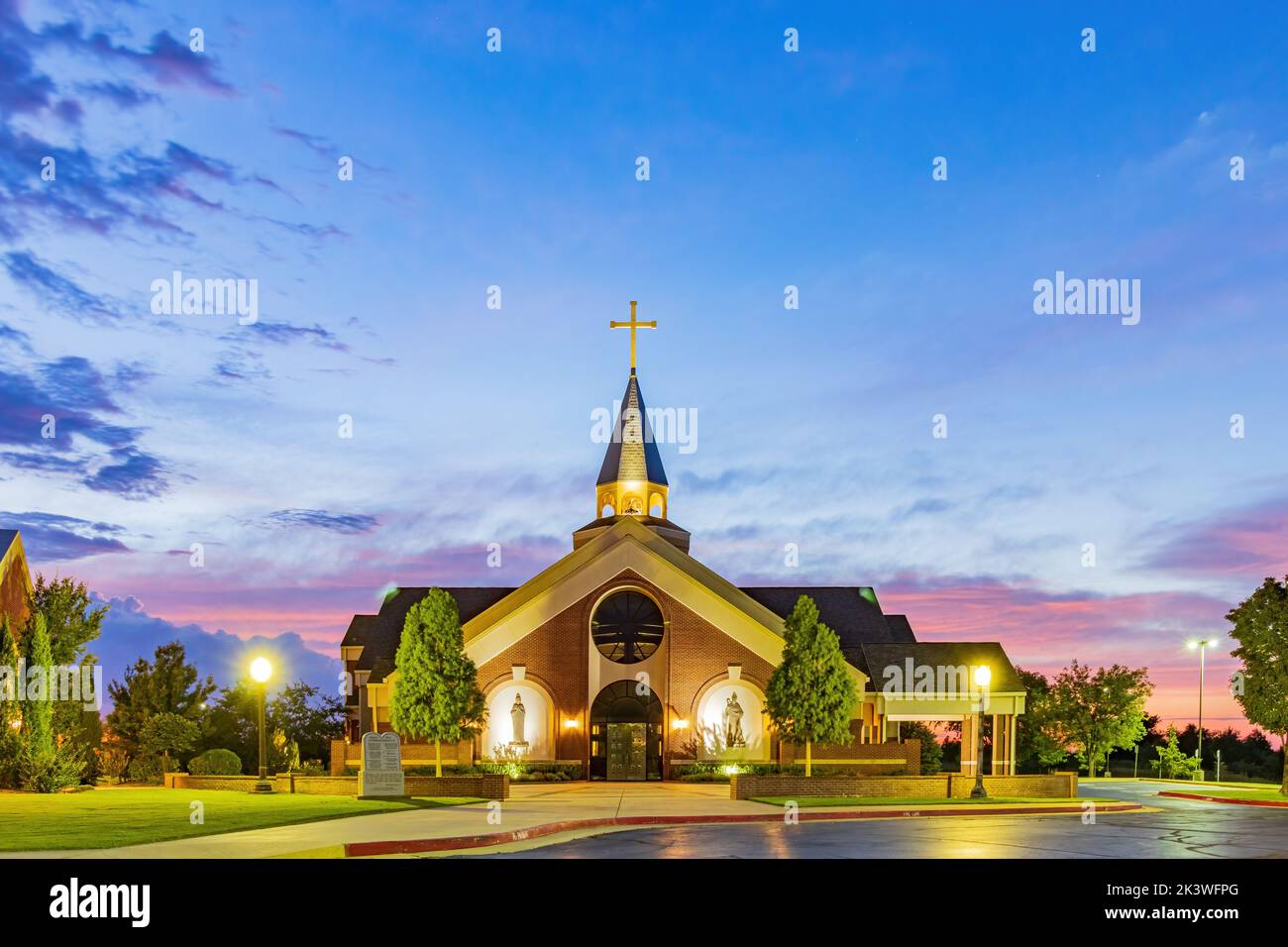 Blick in die Dämmerung auf die katholische Kirche St. Monica in Edmond, Oklahoma Stockfoto
