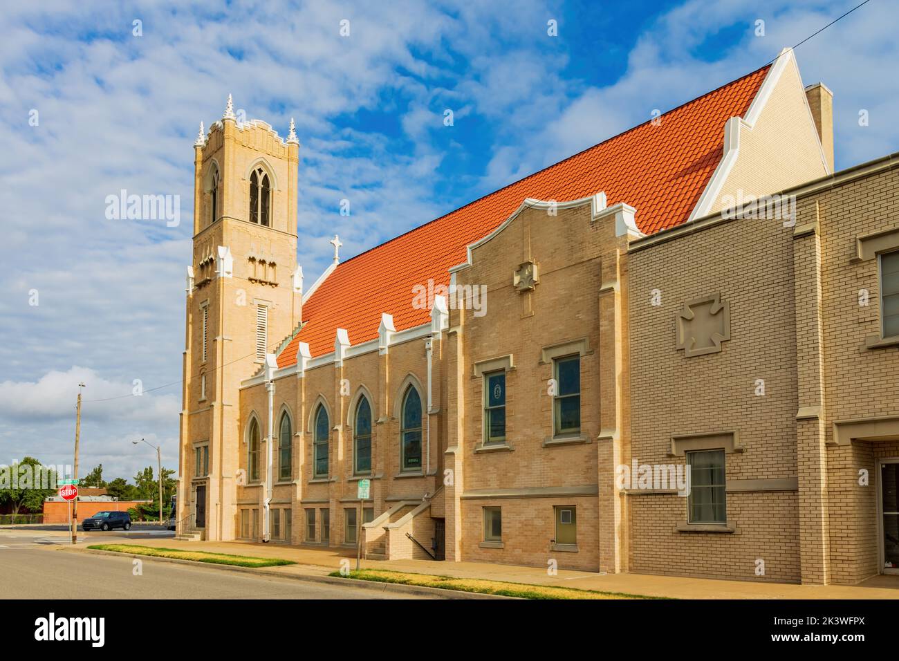Sonnige Sicht auf die erste lutherische Kirche in Oklahoma Stockfoto
