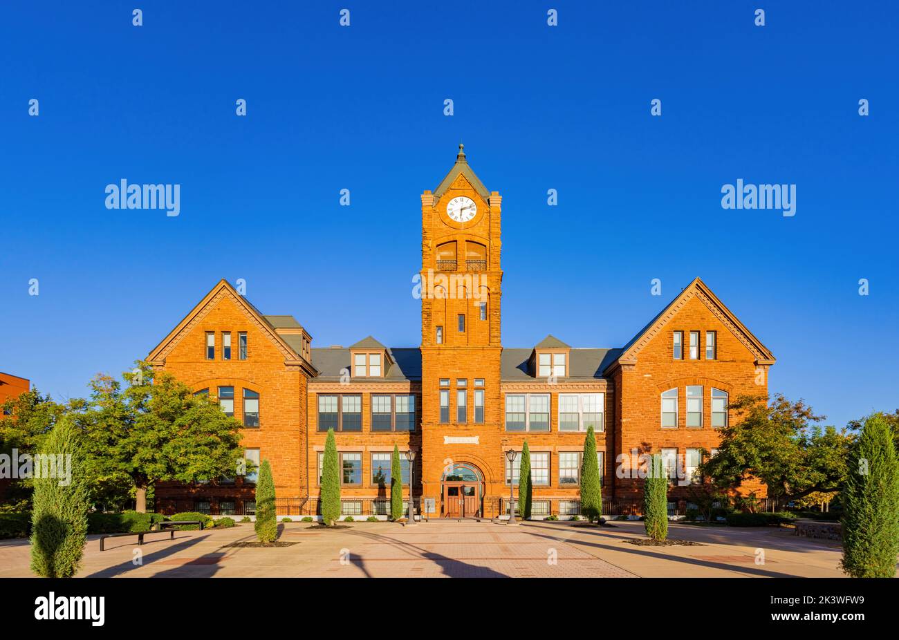Sonniger Blick auf den Old North Tower der University of Central Oklahoma in Edmond, Oklahoma Stockfoto