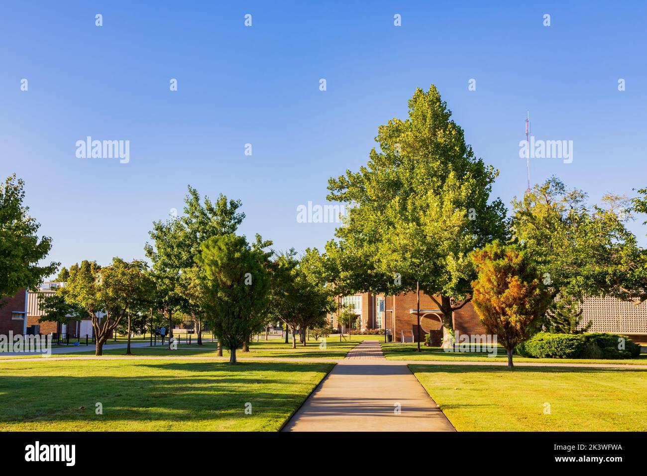 Sonniger Blick auf den Campus der University of Central Oklahoma in Edmond, Oklahoma Stockfoto
