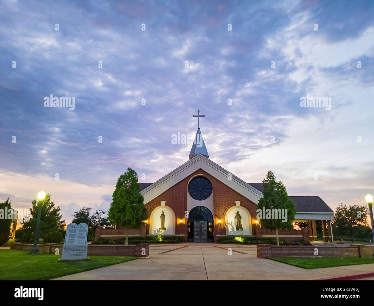Blick in die Dämmerung auf die katholische Kirche St. Monica in Edmond, Oklahoma Stockfoto