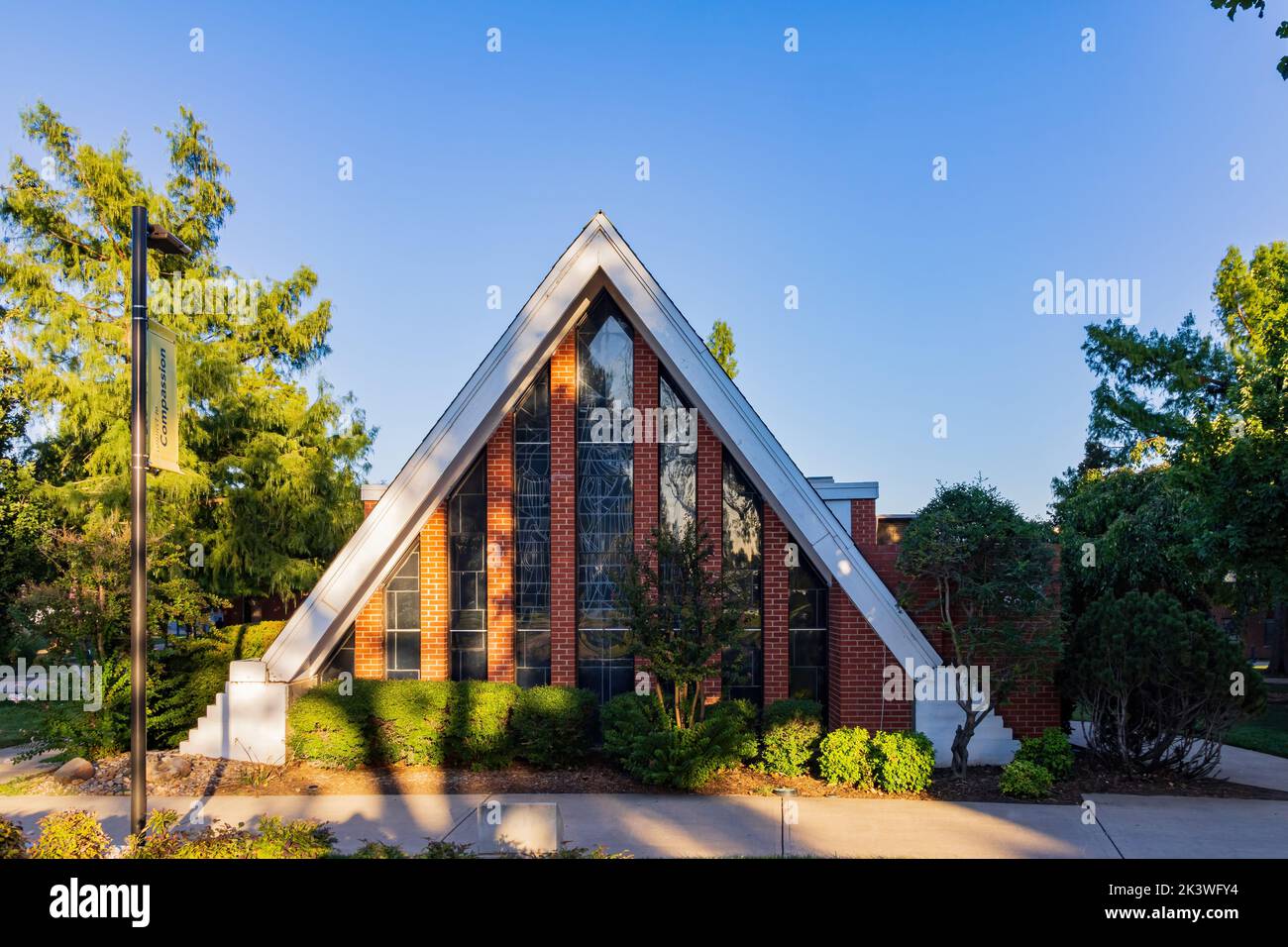 Sonniger Blick auf die Y Chapel der University of Central Oklahoma in Edmond, Oklahoma Stockfoto