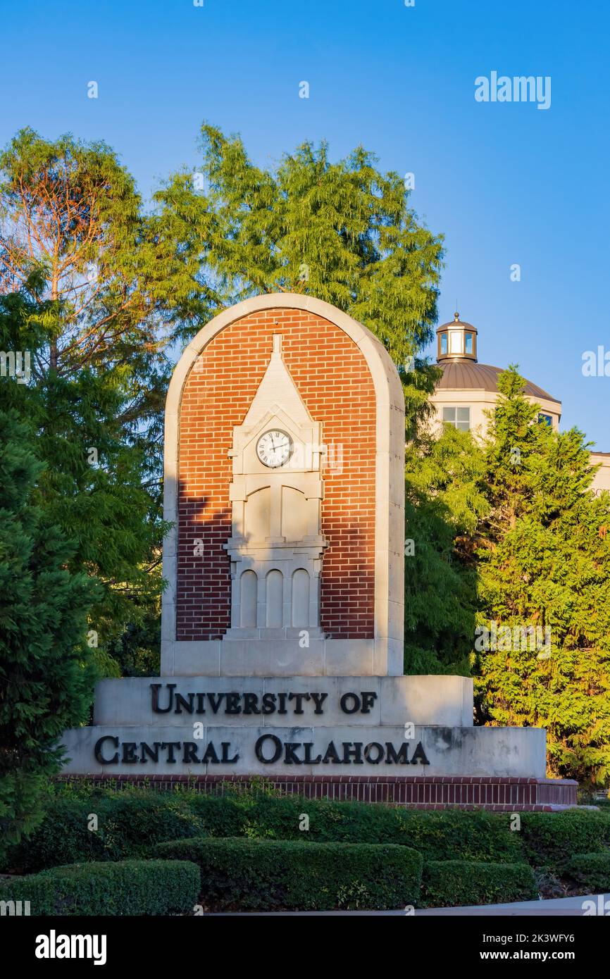 Sonnige Ansicht des Zeichens der University of Central Oklahoma in Edmond, Oklahoma Stockfoto