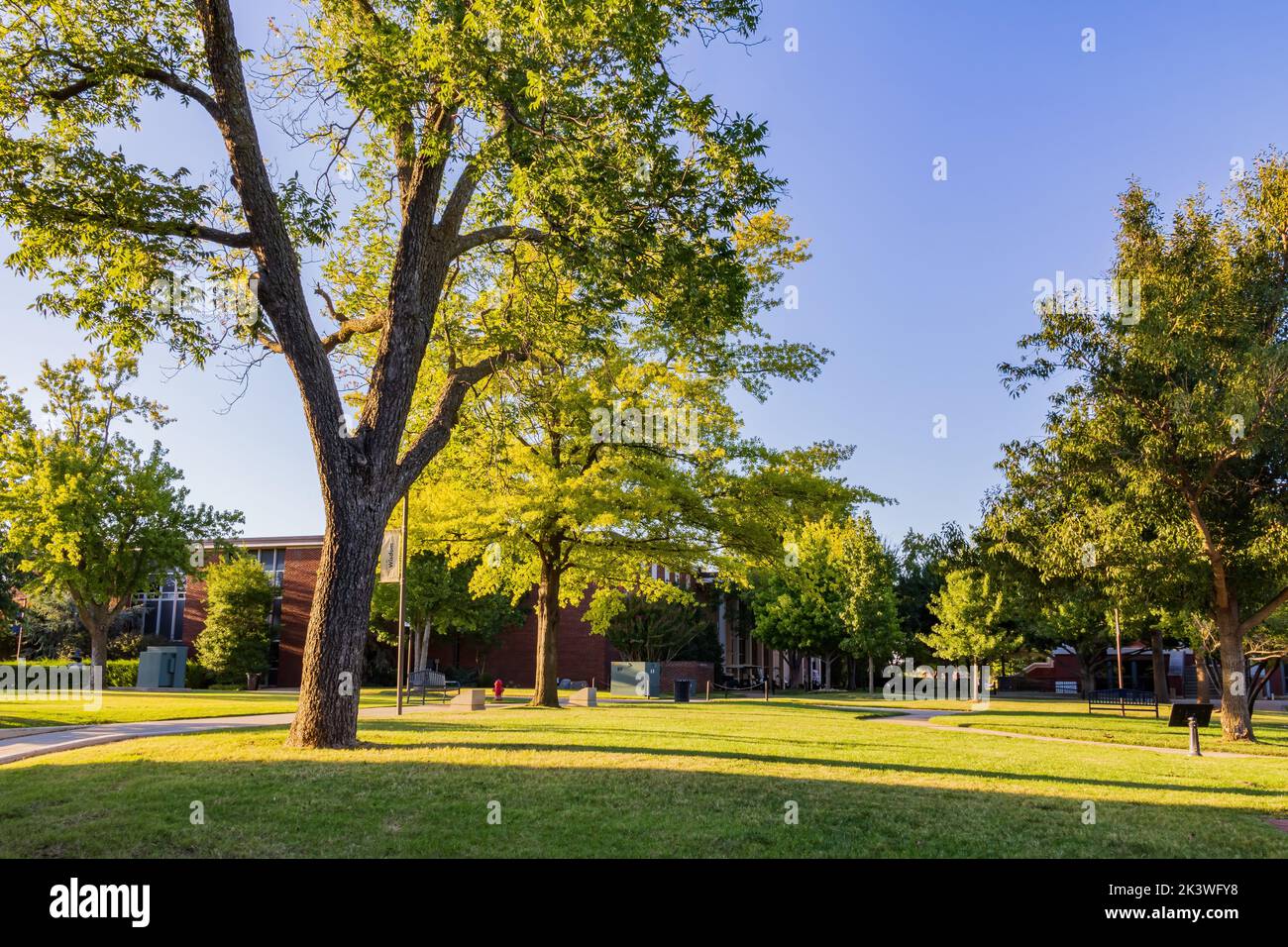 Sonniger Blick auf den Campus der University of Central Oklahoma in Edmond, Oklahoma Stockfoto