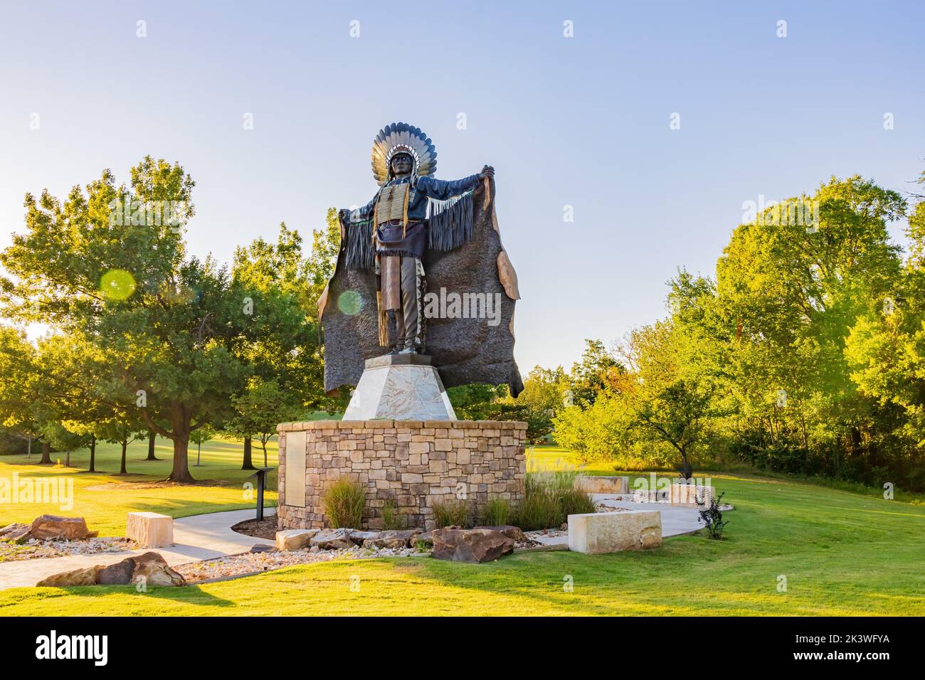 Sonniger Blick auf das Touch the Clouds Monument der University of Central Oklahoma in Edmond, Oklahoma Stockfoto