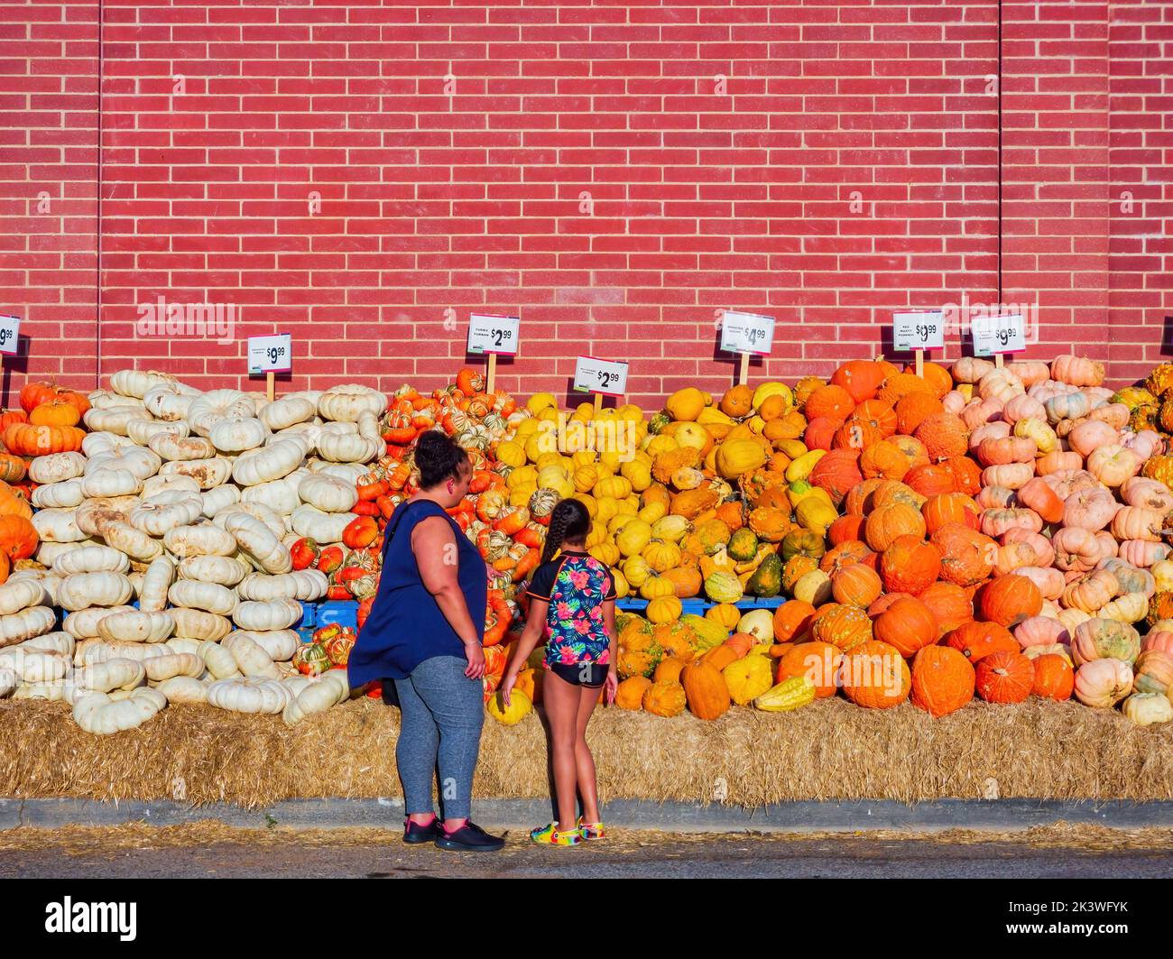 Oklahoma, SEP 19 2022 - Außenansicht des Uptown Lebensmittelgeschäftes, das Kürbis für Halloween verkauft Stockfoto