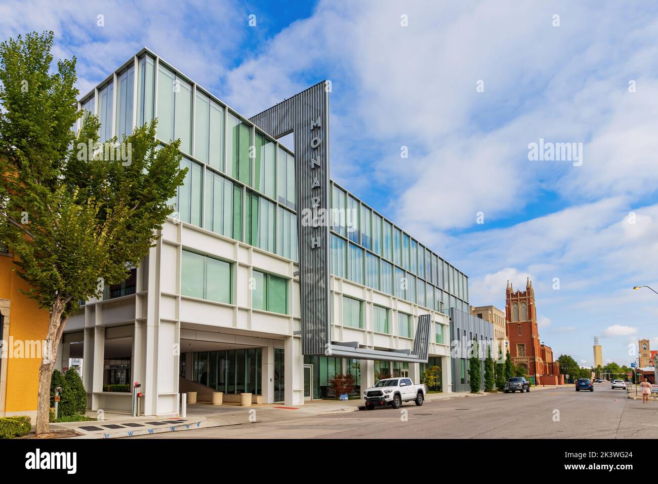 Oklahoma, AUG 18 2022 - Außenansicht des modernen Monarch-Gebäudes Stockfoto