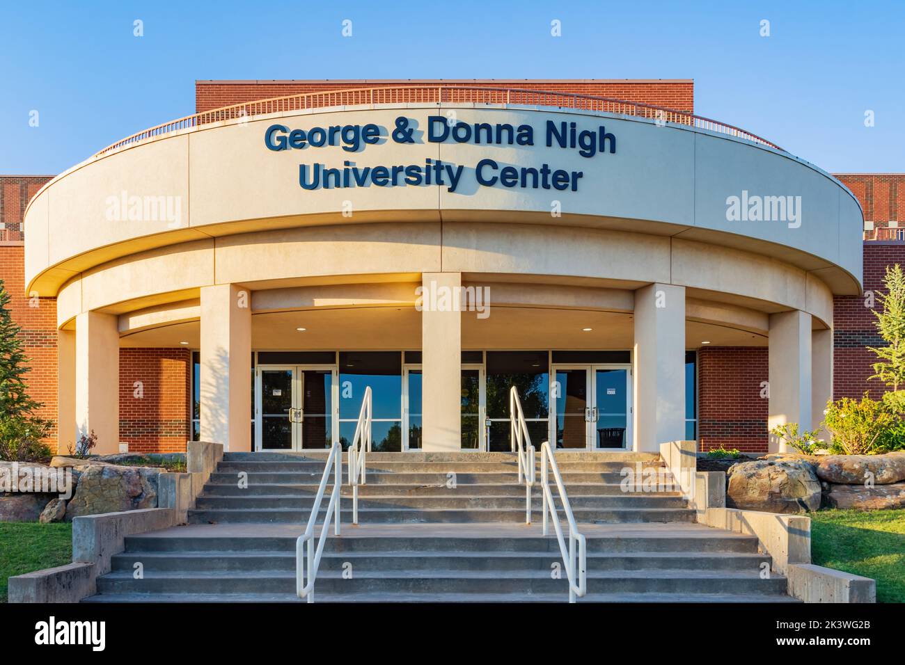 Oklahoma, SEP 26 2022 - Sonnenansicht des George and Donna nigh University Center der University of Central Oklahoma Stockfoto