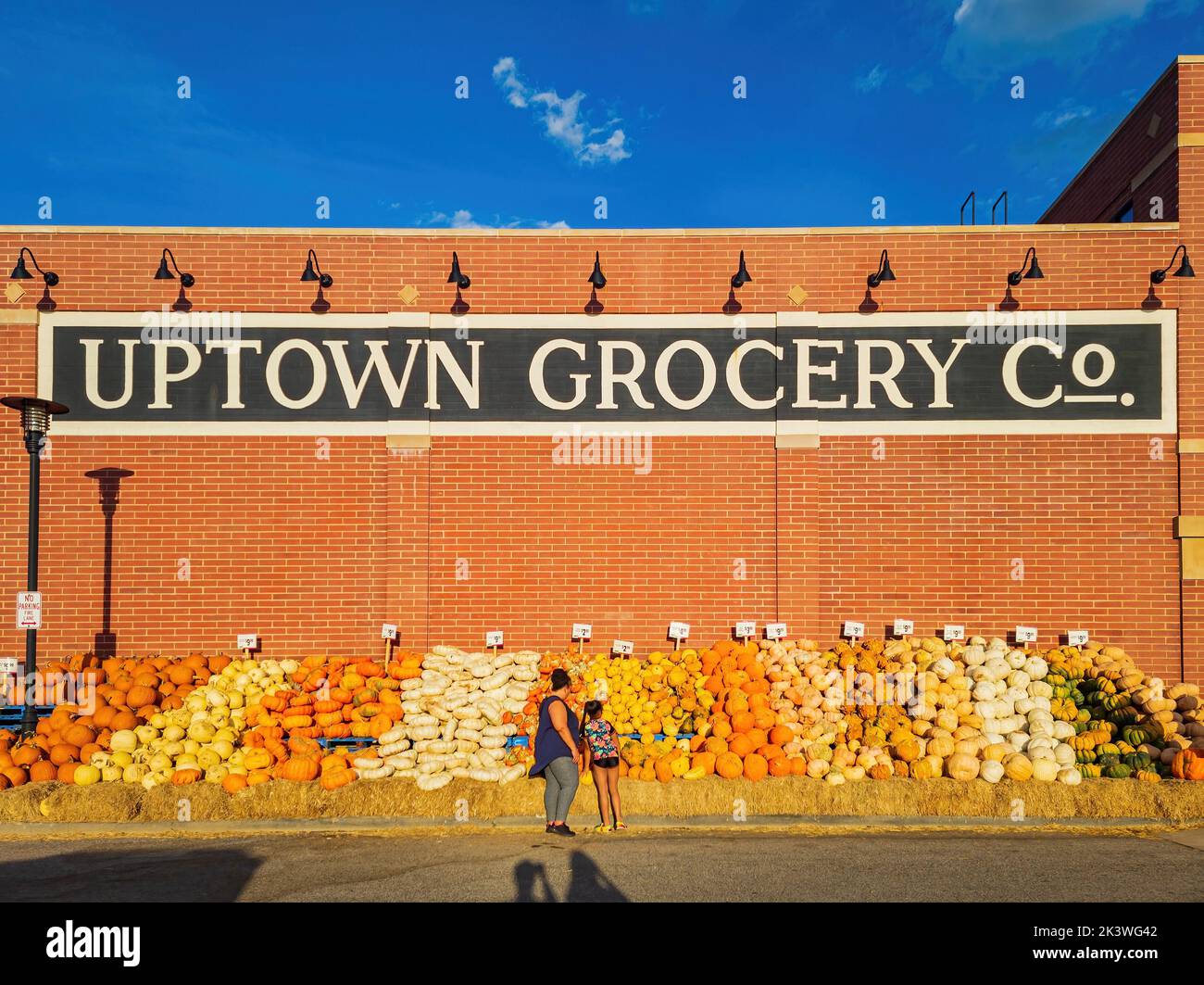 Oklahoma, SEP 19 2022 - Außenansicht des Uptown Lebensmittelgeschäftes, das Kürbis für Halloween verkauft Stockfoto