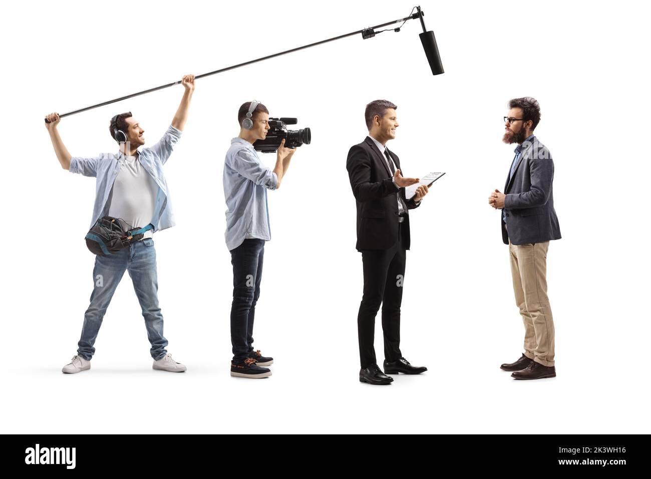 Kameramann und Toningenieur, die ein Gespräch zwischen Männern auf weißem Hintergrund aufgezeichnet haben Stockfoto