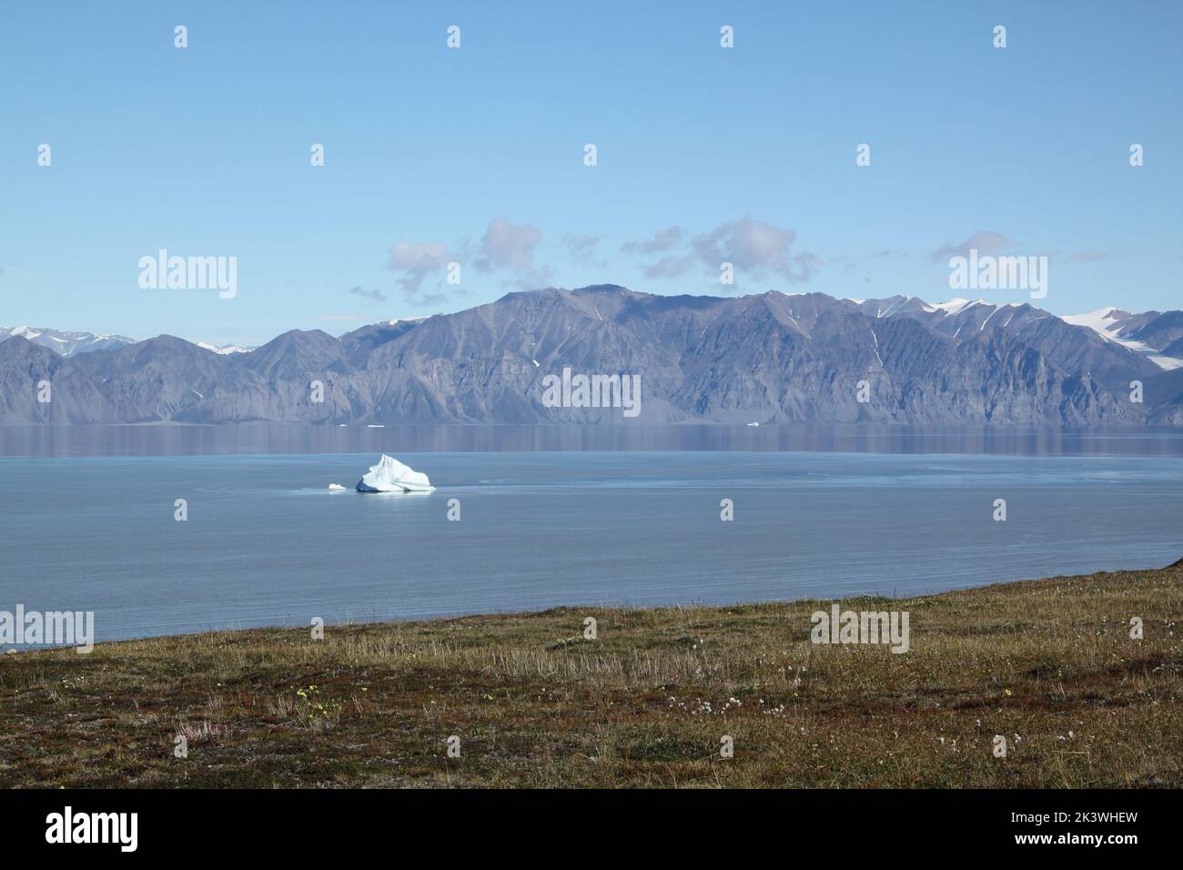 Gestrandete Eisberge und Eis am Abend in arktischer Landschaft, in der Nähe von Pond Inlet, Nunavut, Kanada Stockfoto