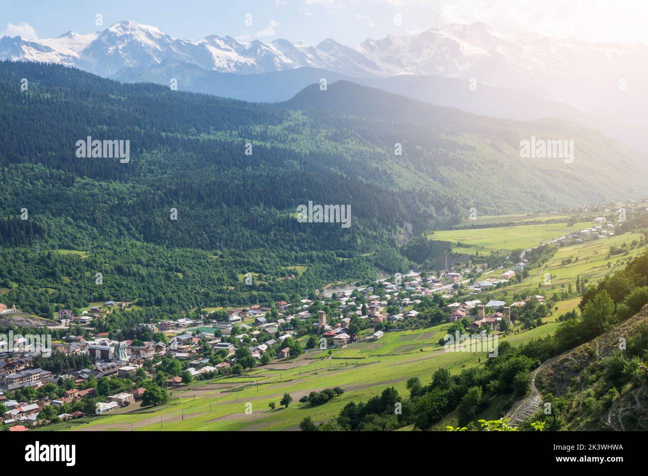 Mestia Dorf Draufsicht, Upper Svaneti Region, Georgien. Wunderschöne Svaneti Sommerlandschaft. Stockfoto