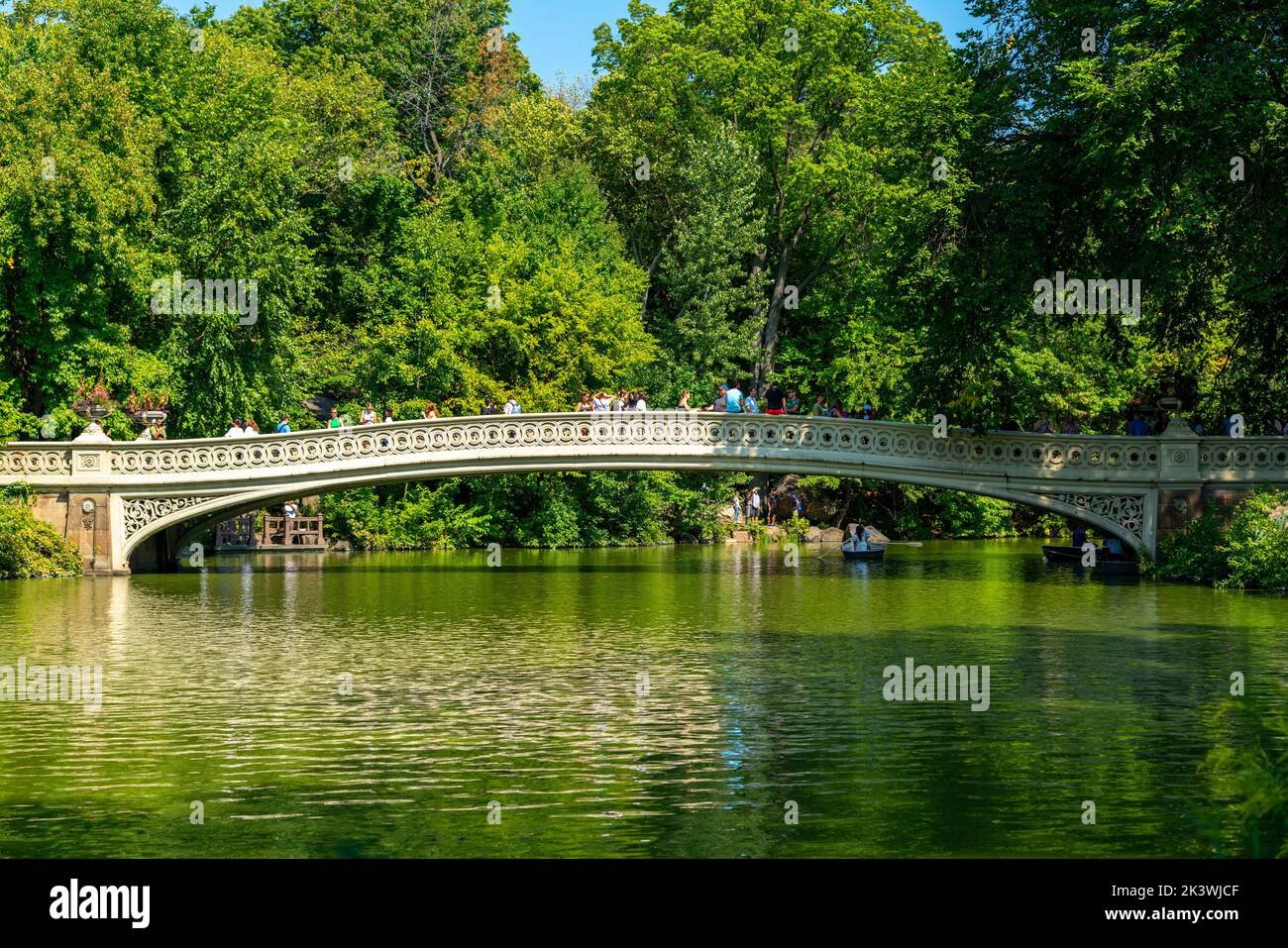 19.09.2022 Central Park, Bow Bridge, New York, NY 10024, USA Bow Bridge Menschen gehen auf der Brücke Stockfoto