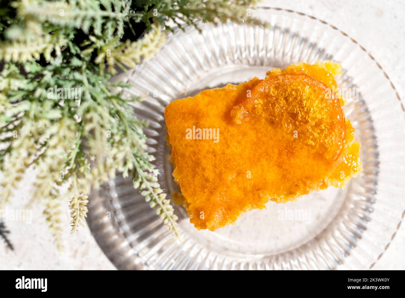 Eine Portion oder ein Stück Orange Pie. Dies ist eine griechische Spezialität, die als Portokalopita bekannt ist. Er wird aus Phyllo-Gebäck hergestellt und in einen Orangensirup eingeweicht Stockfoto