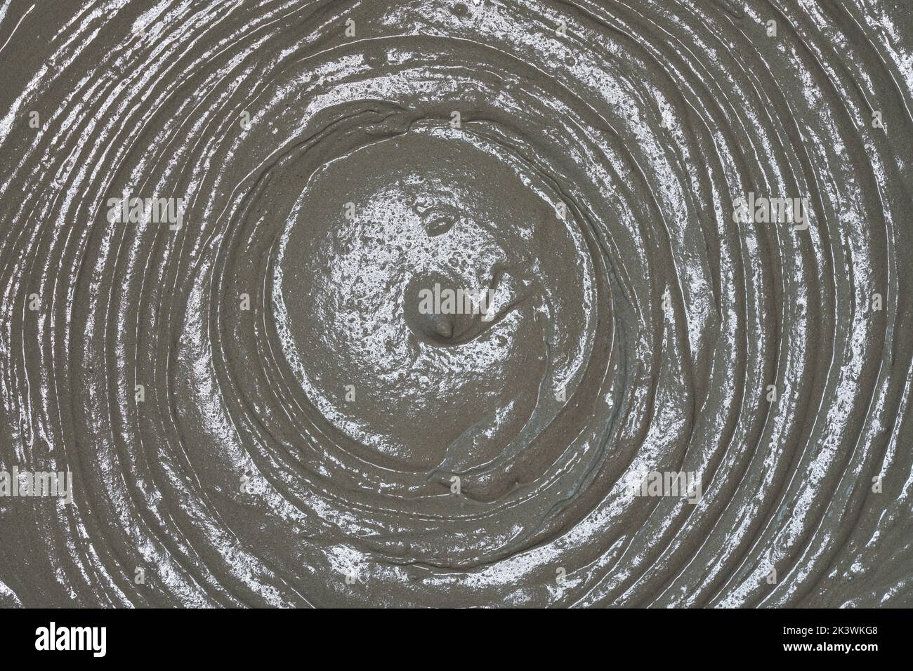 Nasse Mörserzementpaste in Eimer gemischt, Nahaufnahme Detail von oben Stockfoto