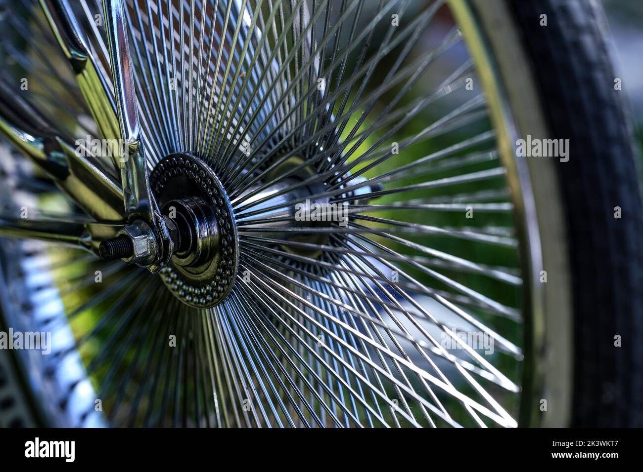 Glänzend verchromte Fahrradspeichen auf einem stilvollen Rad, Nahaufnahme Detail Stockfoto