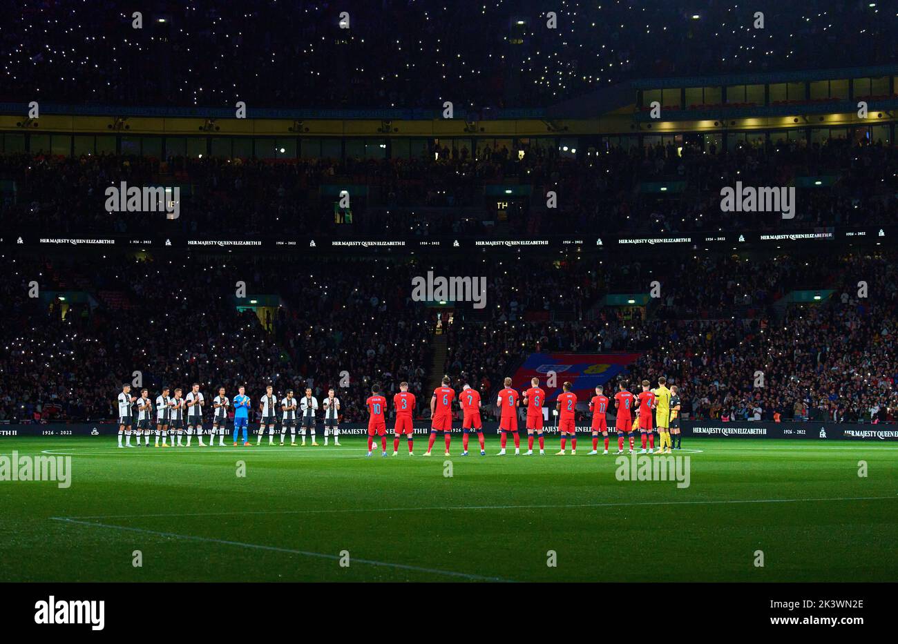 Beide Mannschaften als Gedenkstätte für Königin Elisabeth II., die am 8. September 2022 vor dem Spiel der UEFA Nations League 2022 IN ENGLAND - DEUTSCHLAND 3-3 in der Saison 2022/2023 am 26. September 2022 in London, Großbritannien, starb. © Peter Schatz / Alamy Live News Stockfoto
