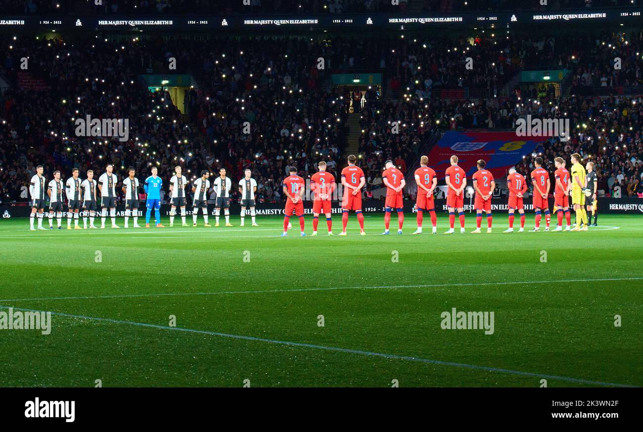 Beide Mannschaften als Gedenkstätte für Königin Elisabeth II., die am 8. September 2022 vor dem Spiel der UEFA Nations League 2022 IN ENGLAND - DEUTSCHLAND 3-3 in der Saison 2022/2023 am 26. September 2022 in London, Großbritannien, starb. © Peter Schatz / Alamy Live News Stockfoto