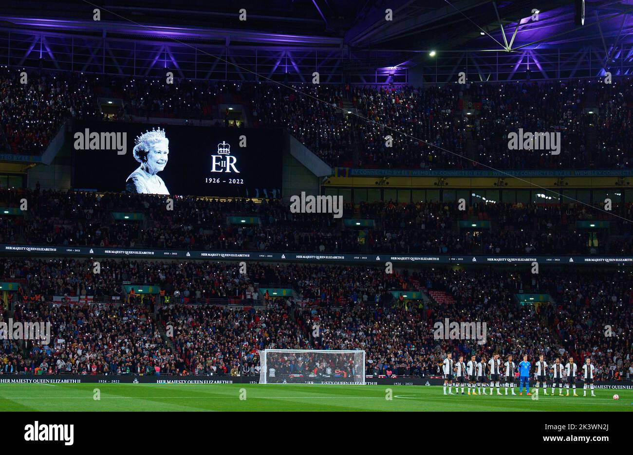 Beide Mannschaften als Gedenkstätte für Königin Elisabeth II., die am 8. September 2022 vor dem Spiel der UEFA Nations League 2022 IN ENGLAND - DEUTSCHLAND 3-3 in der Saison 2022/2023 am 26. September 2022 in London, Großbritannien, starb. © Peter Schatz / Alamy Live News Stockfoto