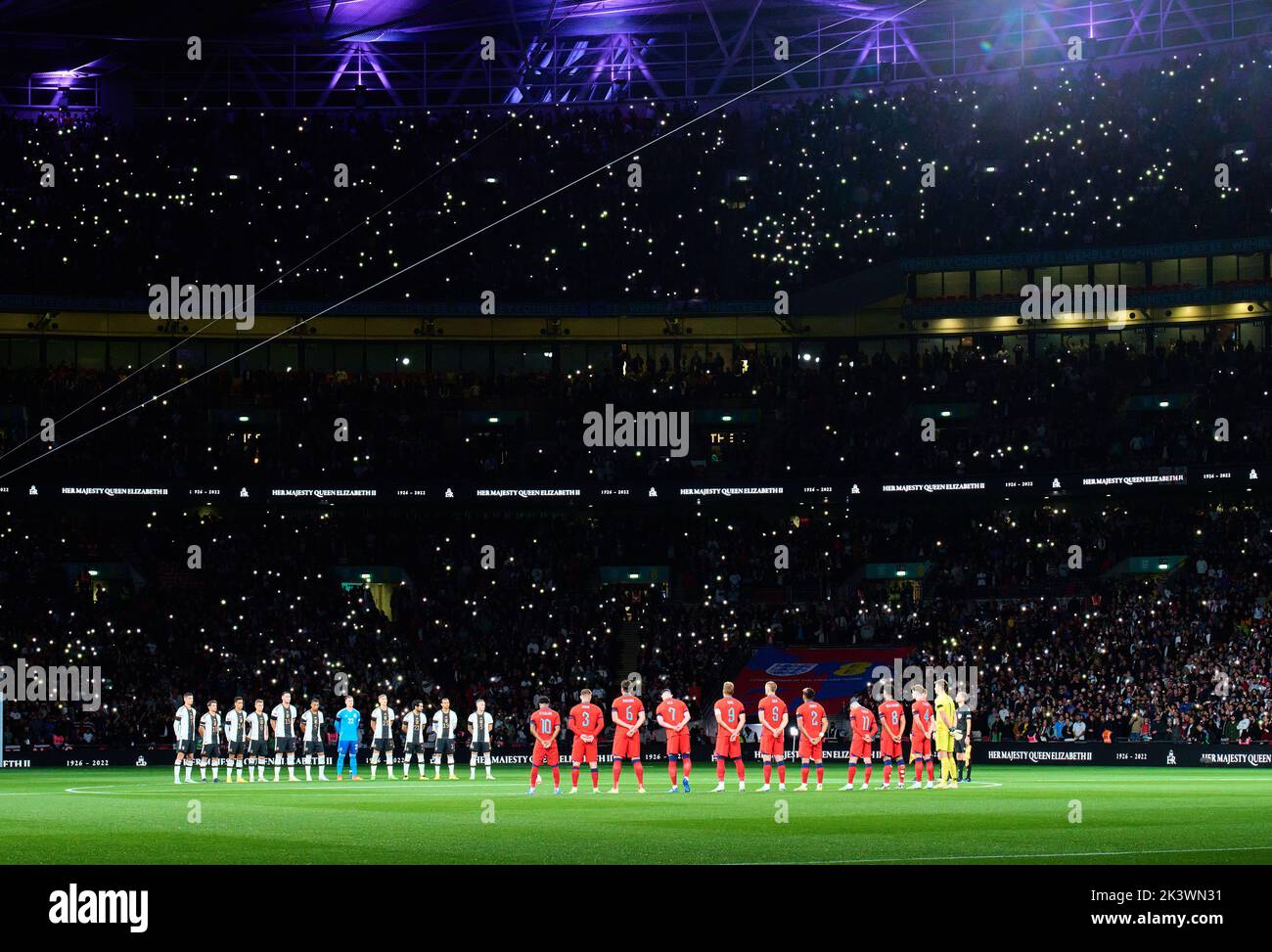 Beide Mannschaften als Gedenkstätte für Königin Elisabeth II., die am 8. September 2022 vor dem Spiel der UEFA Nations League 2022 IN ENGLAND - DEUTSCHLAND 3-3 in der Saison 2022/2023 am 26. September 2022 in London, Großbritannien, starb. © Peter Schatz / Alamy Live News Stockfoto