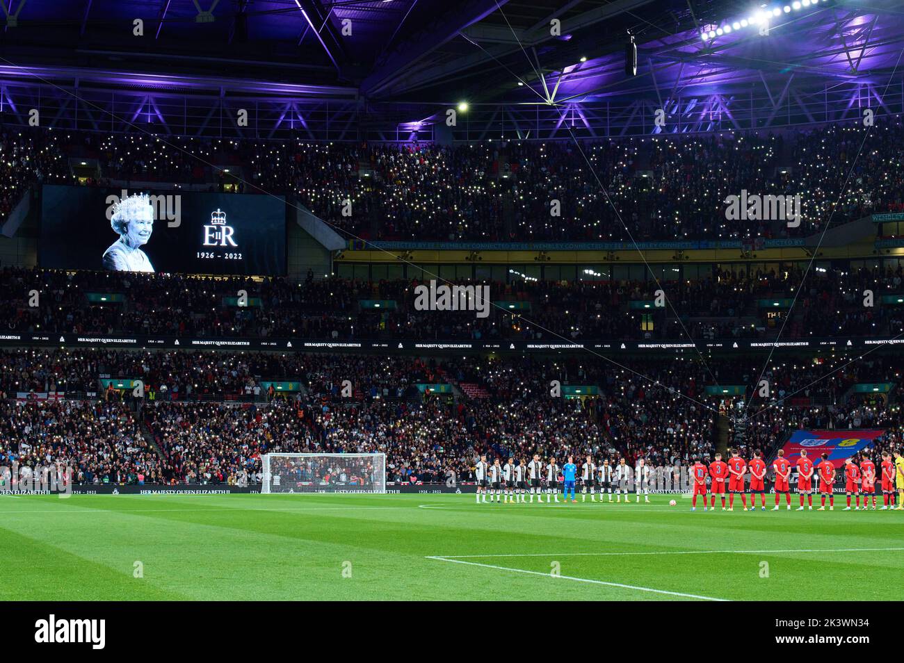 Beide Mannschaften als Gedenkstätte für Königin Elisabeth II., die am 8. September 2022 vor dem Spiel der UEFA Nations League 2022 IN ENGLAND - DEUTSCHLAND 3-3 in der Saison 2022/2023 am 26. September 2022 in London, Großbritannien, starb. © Peter Schatz / Alamy Live News Stockfoto