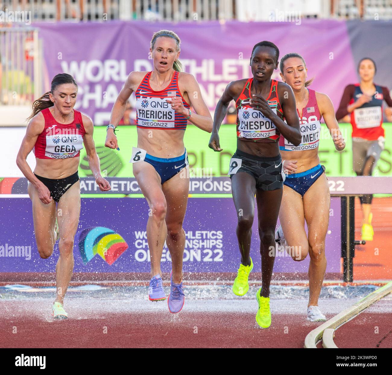 Courtney Frerichs und Celliphine Chepteek Chespo kämpfen im Hindernislauf der Frauen 3000m bei den Leichtathletik-Weltmeisterschaften, Hayward Field Stockfoto