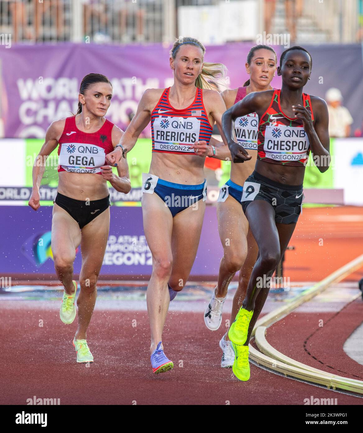 Courtney Frerichs und Celliphine Chepteek Chespo kämpfen im Hindernislauf der Frauen 3000m bei den Leichtathletik-Weltmeisterschaften, Hayward Field Stockfoto