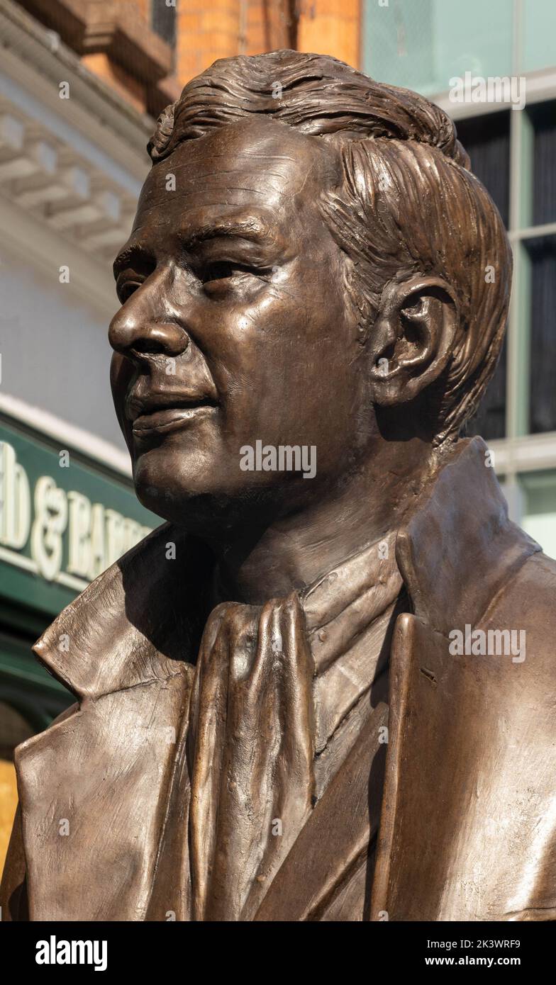 Brian Epstein Skulptur von Andy Edwards im Stadtzentrum von Liverpool Stockfoto