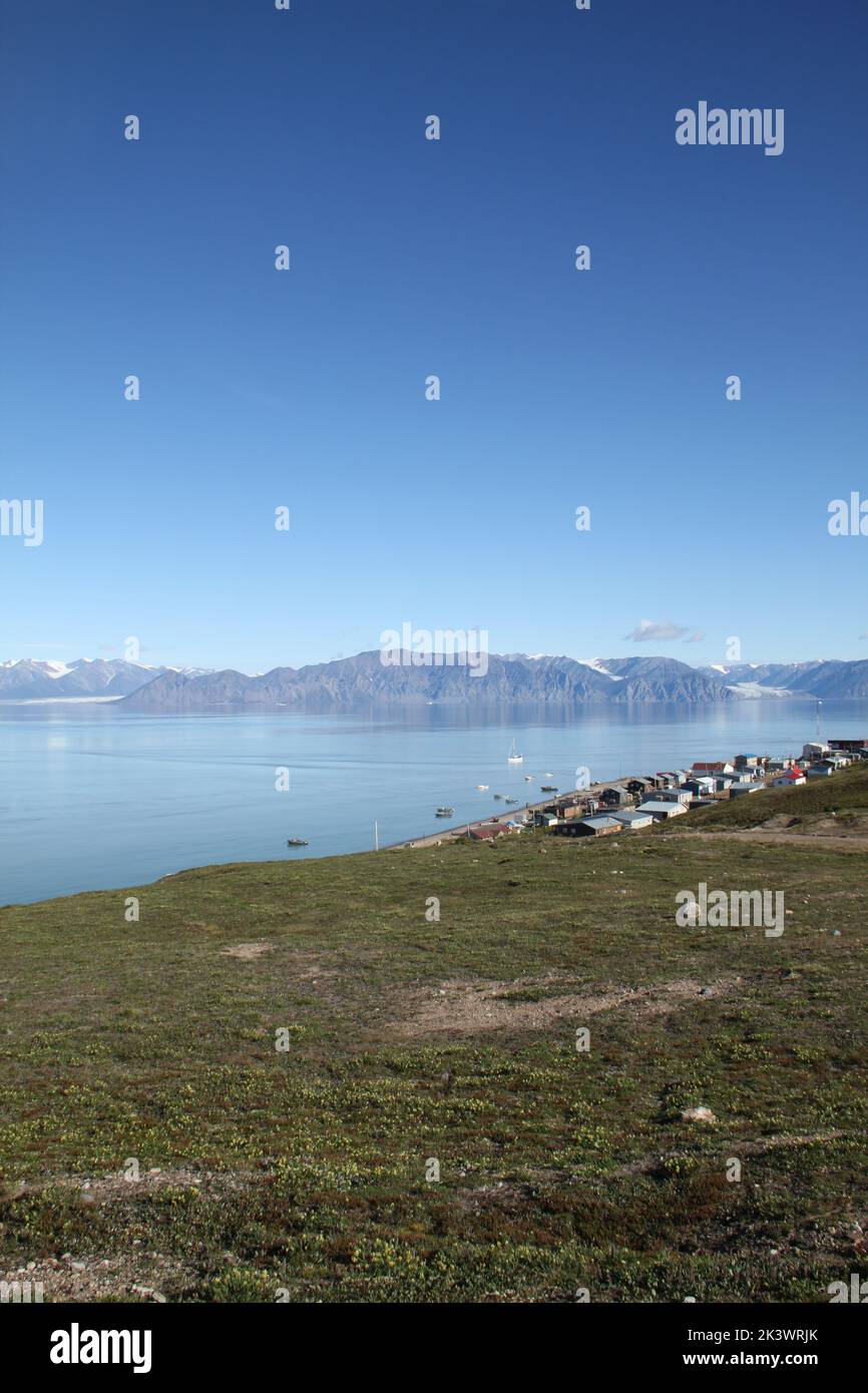 Blick auf die Gemeinde Pond Inlet und Lancaster Sound, in der Nordwestpassage, Nunavut, Kanada Stockfoto