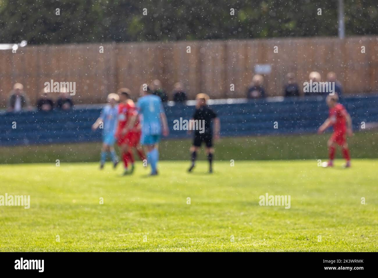 Liversedge veranstaltete Warrington Rylands für ein Fußballspiel in der Premier League Premier Division. Es regnete durch die Sonne Stockfoto