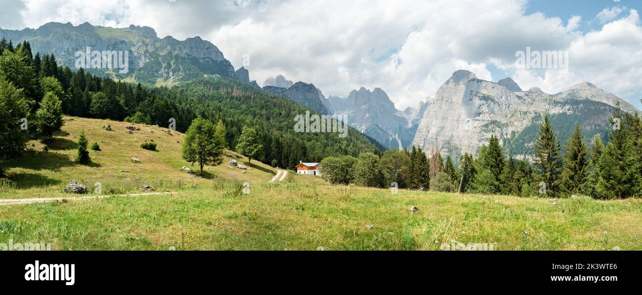 Berghütte Panorama und Croz des Altissimo Berg, Croz dell'Altissimo. Molveno, Region Trentino, Italien . Stockfoto