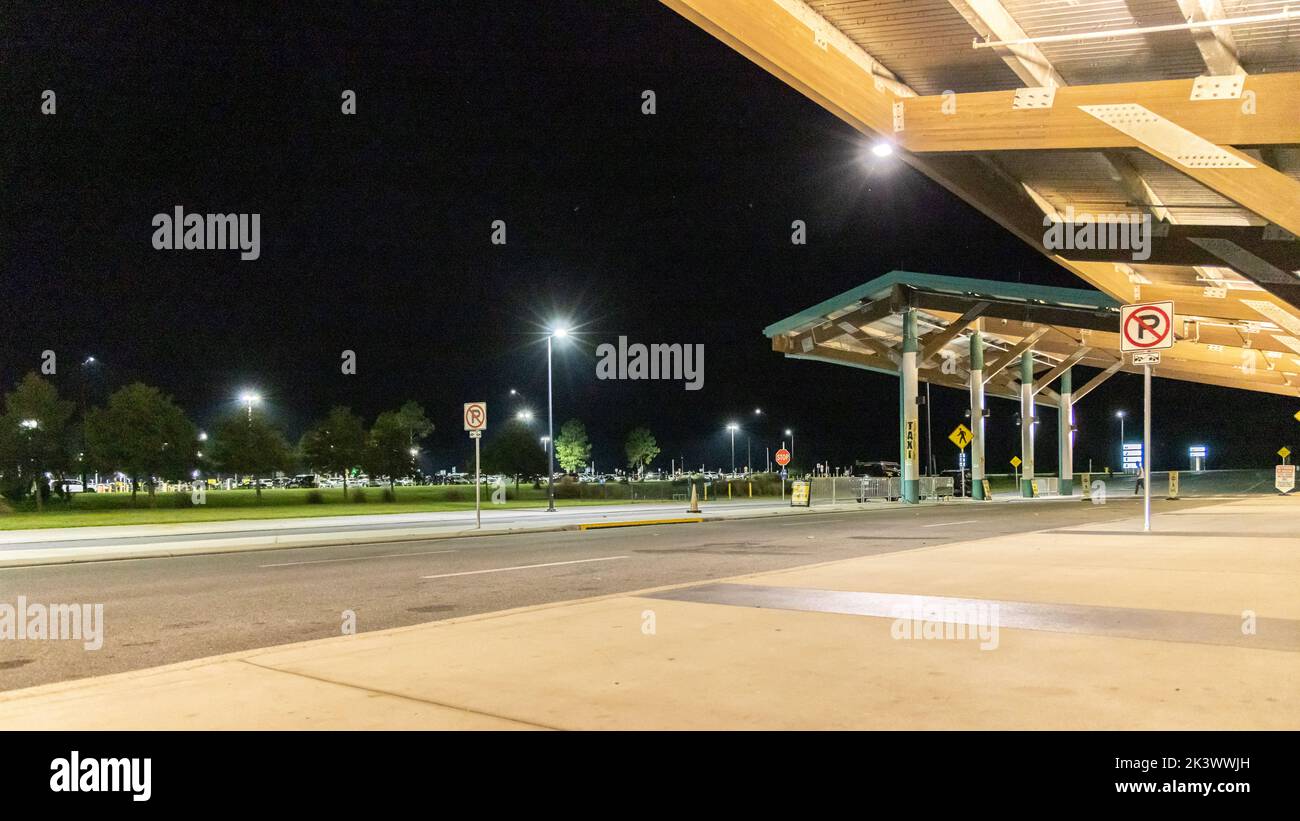 Nachtaufnahmen von der Außenansicht des Terminals am Flughafen in Panama City, FL Stockfoto