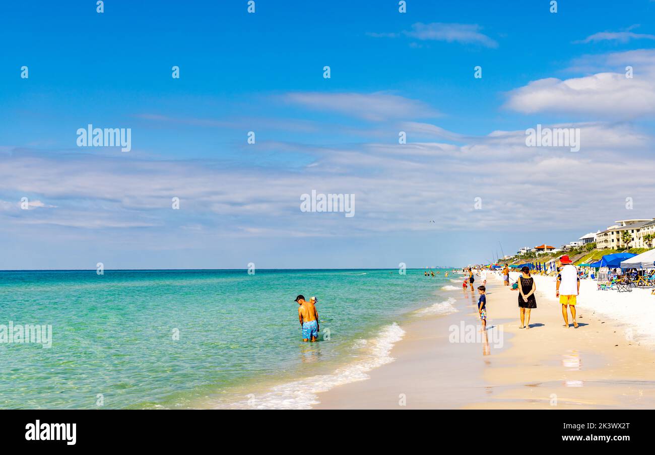 Menschen, die den Strand von Santa Rosa Beach, Florida, genießen Stockfoto