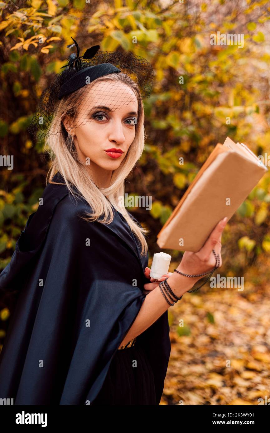 Halloween Junges Mädchen in einem schwarzen Schleier mit einem Buch in ihren Händen Stockfoto