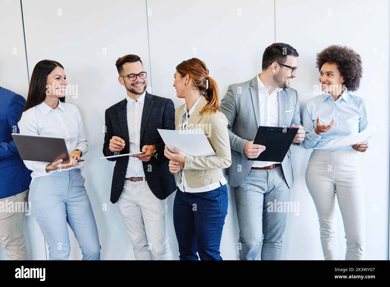 Junge Geschäftsleute treffen Büro Teamarbeit Gruppe Erfolg Unternehmensgespräch Stockfoto