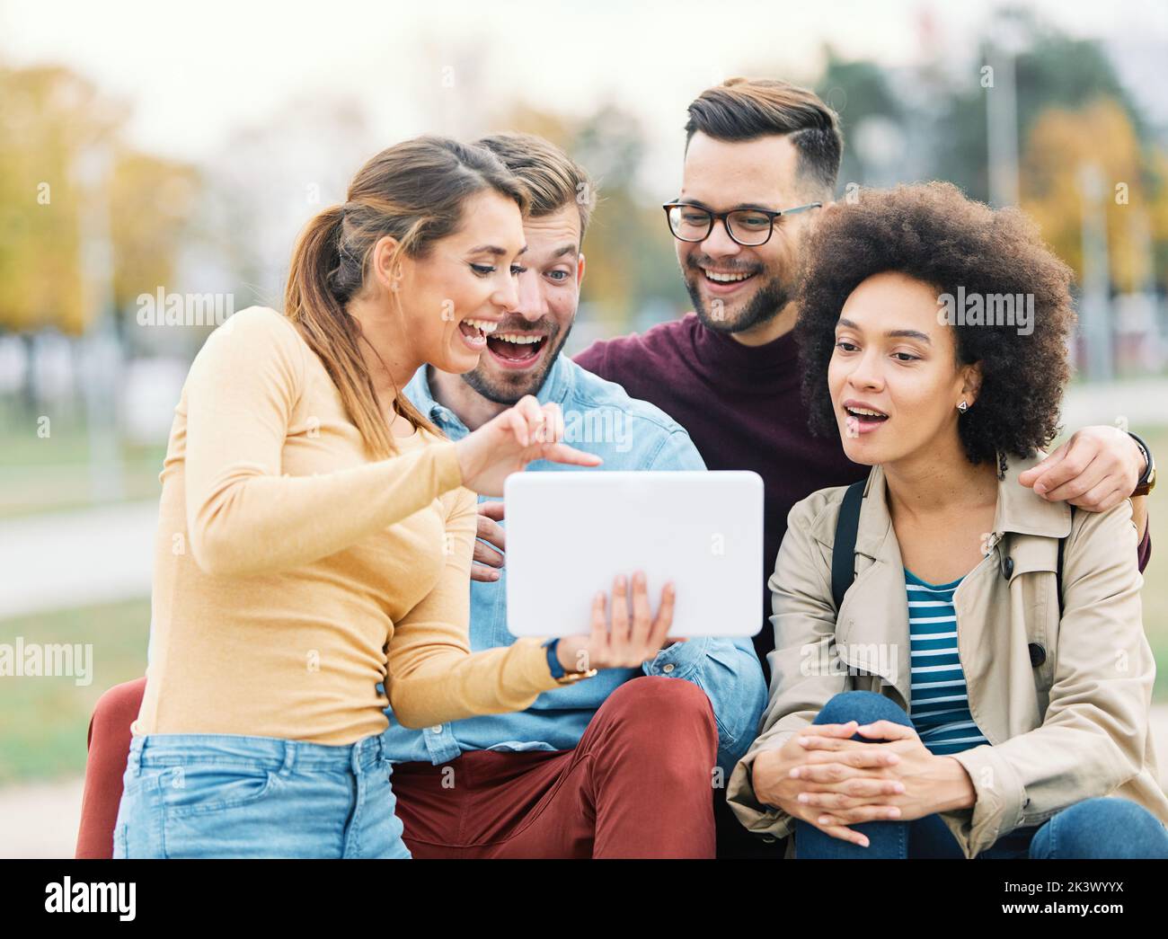 Junge Menschen mit Spaß glücklich Gruppe Freundschaft Student Lebensstil Stockfoto