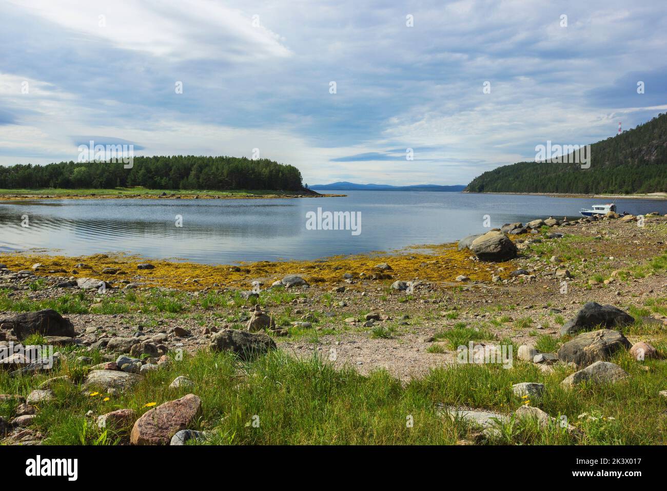 Die malerische Küste und die Inseln der Kandalaksha Bucht des Weißen Meeres. Gutes Wetter im august Stockfoto