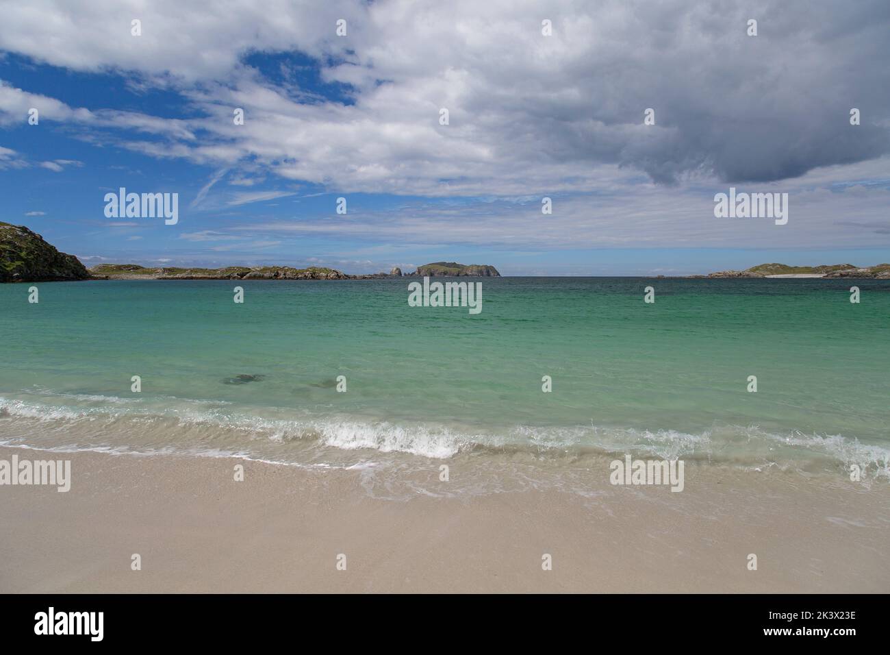 Türkisfarbene Wellen Rollen in Bosta Beach, Bernera, Great Bernera, Hebriden, Äußere Hebriden, Westliche Inseln, Schottland, Vereinigtes Königreich, Großbritannien Stockfoto