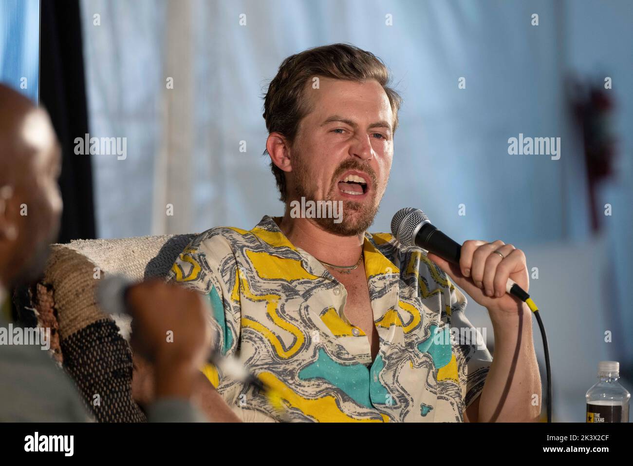 Austin Texas USA, September 24 2022: Alex MOFFAT, Mitglied der „Saturday Night Live“-Besetzung, spricht während einer Interviewsitzung beim jährlichen Texas Tribune Festival in der Innenstadt von Austin. ©Bob Daemmrich Stockfoto