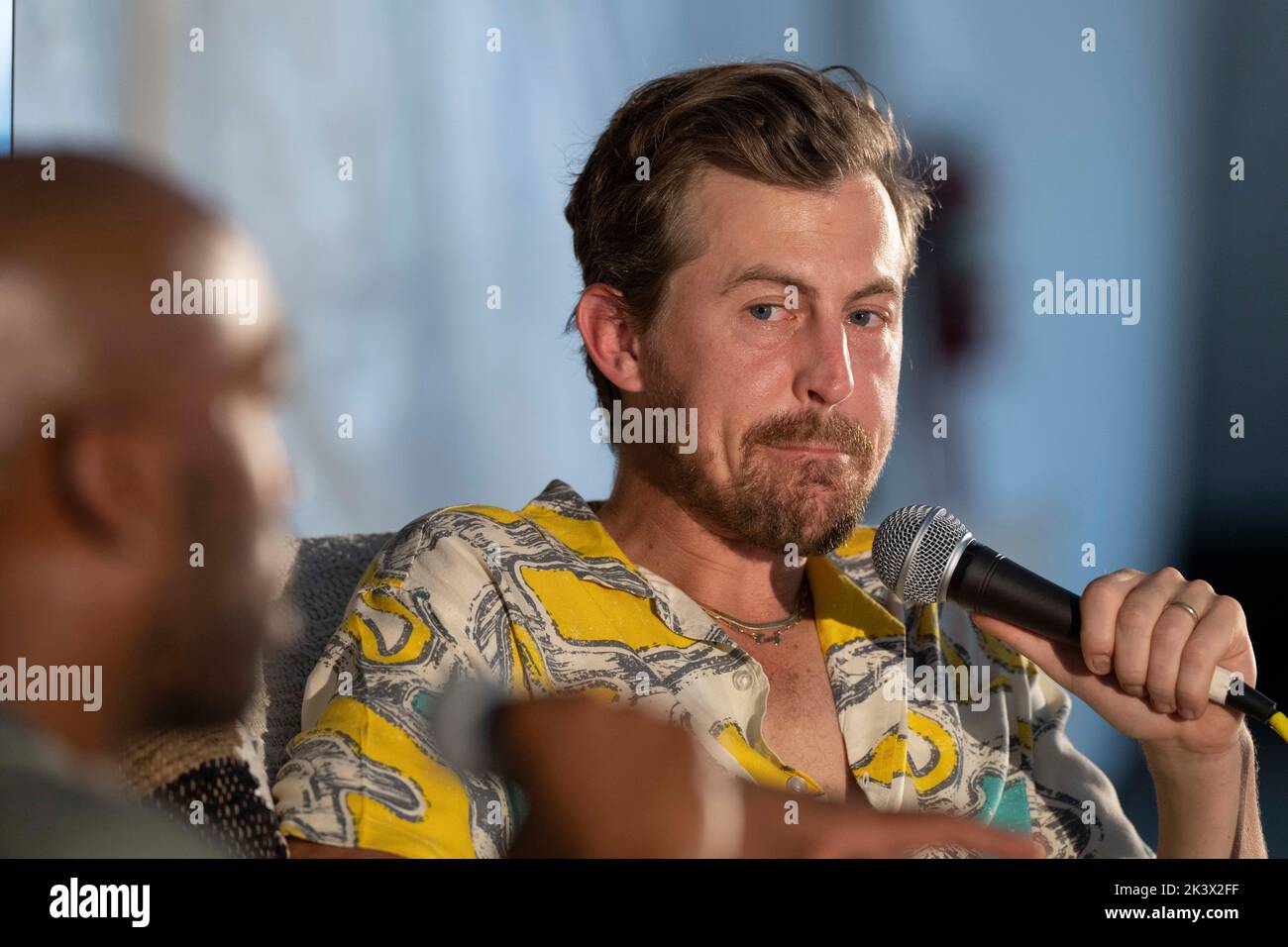 Austin Texas USA, September 24 2022: Alex MOFFAT, Mitglied der „Saturday Night Live“-Besetzung, spricht während einer Interviewsitzung beim jährlichen Texas Tribune Festival in der Innenstadt von Austin. ©Bob Daemmrich Stockfoto