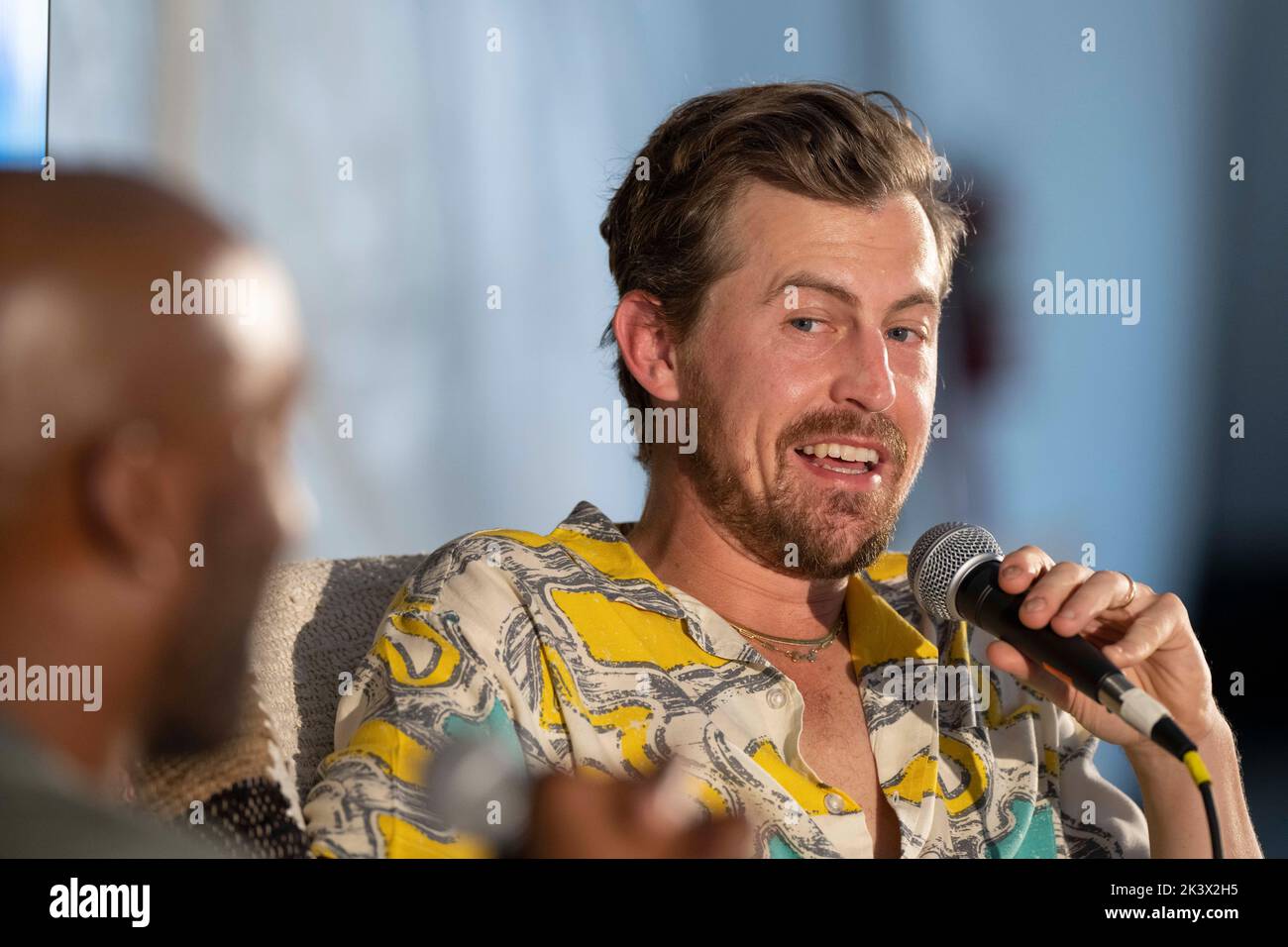 Austin Texas USA, September 24 2022: Alex MOFFAT, Mitglied der „Saturday Night Live“-Besetzung, spricht während einer Interviewsitzung beim jährlichen Texas Tribune Festival in der Innenstadt von Austin. ©Bob Daemmrich Stockfoto