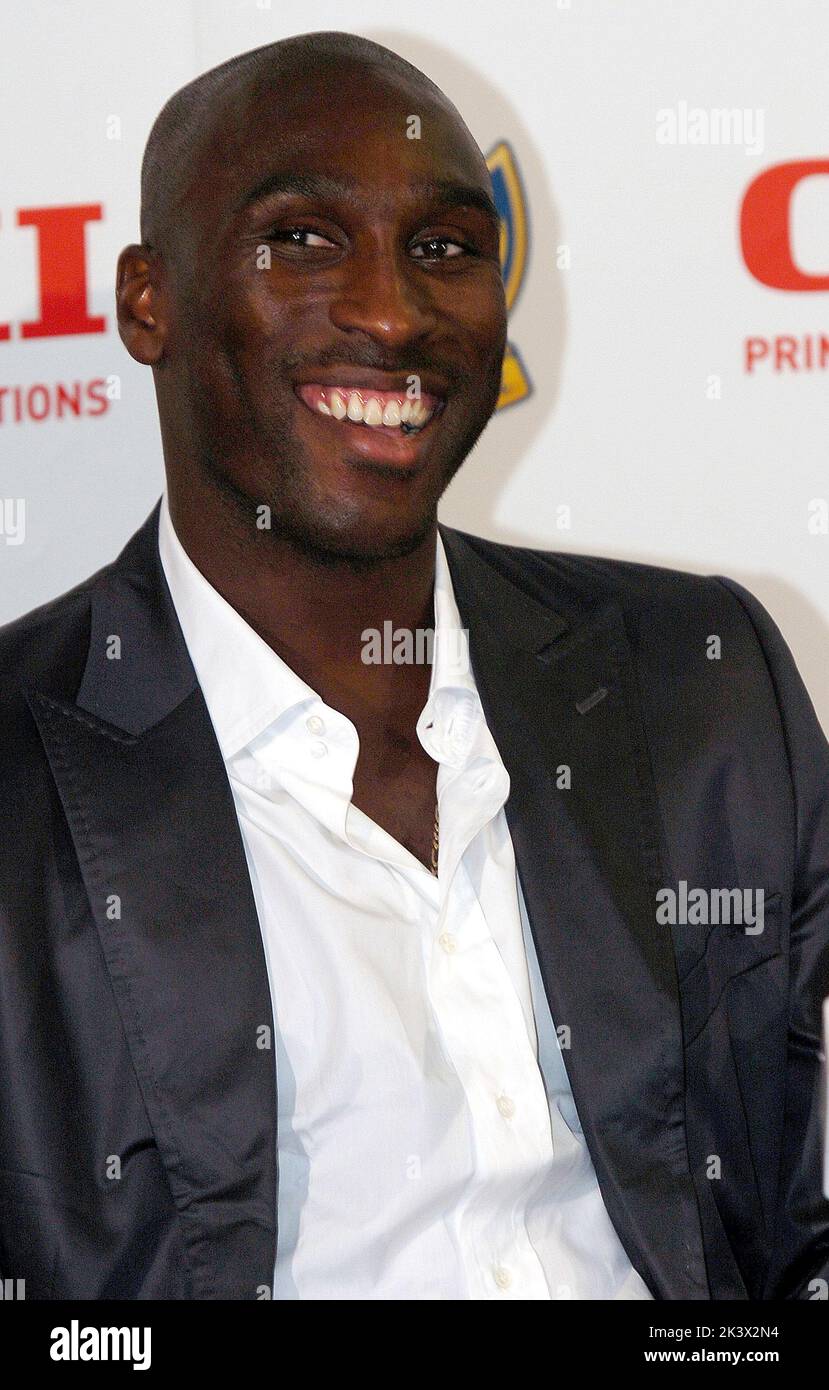 SOL CAMPBELL BEI DER PRESSEKONFERENZ NACH SEINER UNTERZEICHNUNG FÜR PORTSMOUTH. PIC MIKE WALKER, 2006 Stockfoto