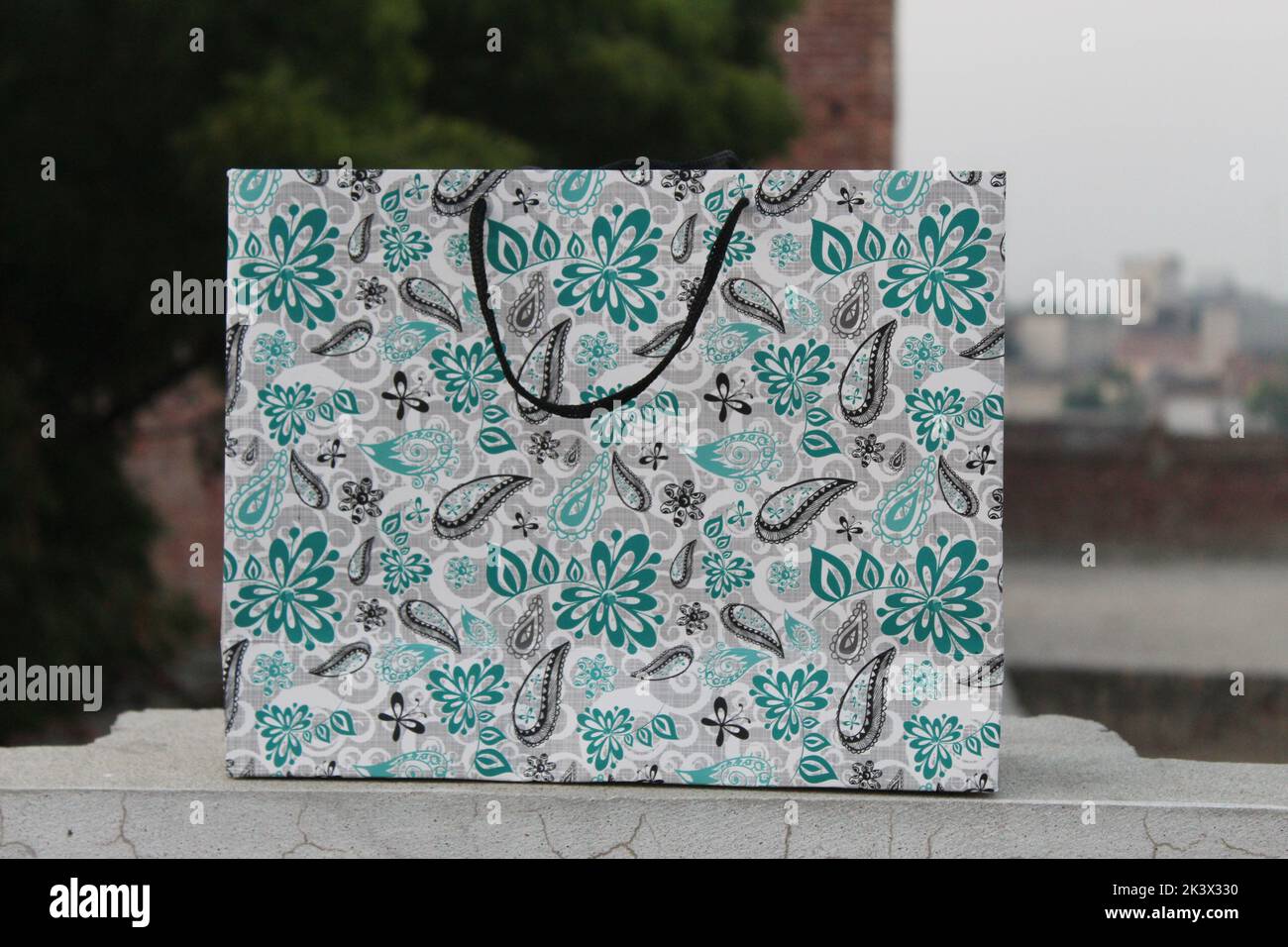 Bunte Papier Einkaufstaschen sind isoliert auf einem grünen natürlichen Hintergrund. Keine Plastiktüten nur umweltfreundliche Taschen. Stockfoto