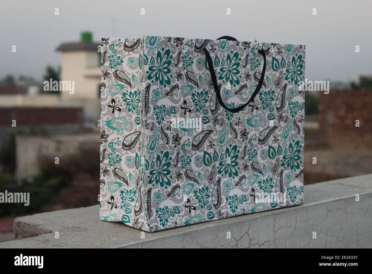 Bunte Papier Einkaufstaschen sind isoliert auf einem grünen natürlichen Hintergrund. Keine Plastiktüten nur umweltfreundliche Taschen. Stockfoto