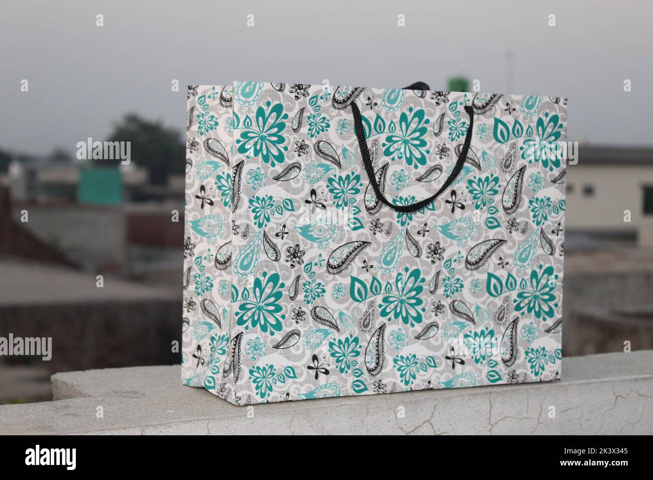 Bunte Papier Einkaufstaschen sind isoliert auf einem grünen natürlichen Hintergrund. Keine Plastiktüten nur umweltfreundliche Taschen. Stockfoto