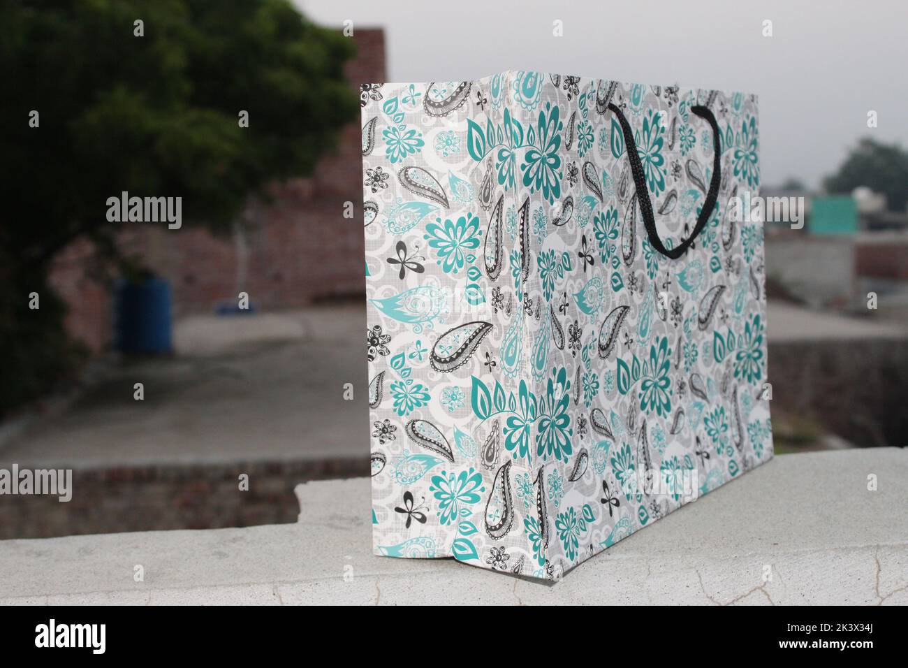 Bunte Papier Einkaufstaschen sind isoliert auf einem grünen natürlichen Hintergrund. Keine Plastiktüten nur umweltfreundliche Taschen. Stockfoto