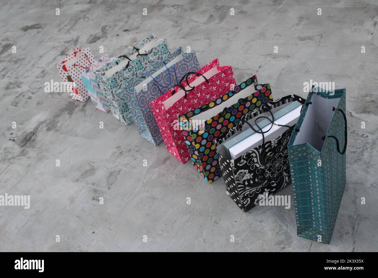 Bunte Papier Einkaufstaschen sind isoliert auf einem grünen natürlichen Hintergrund. Keine Plastiktüten nur umweltfreundliche Taschen. Stockfoto