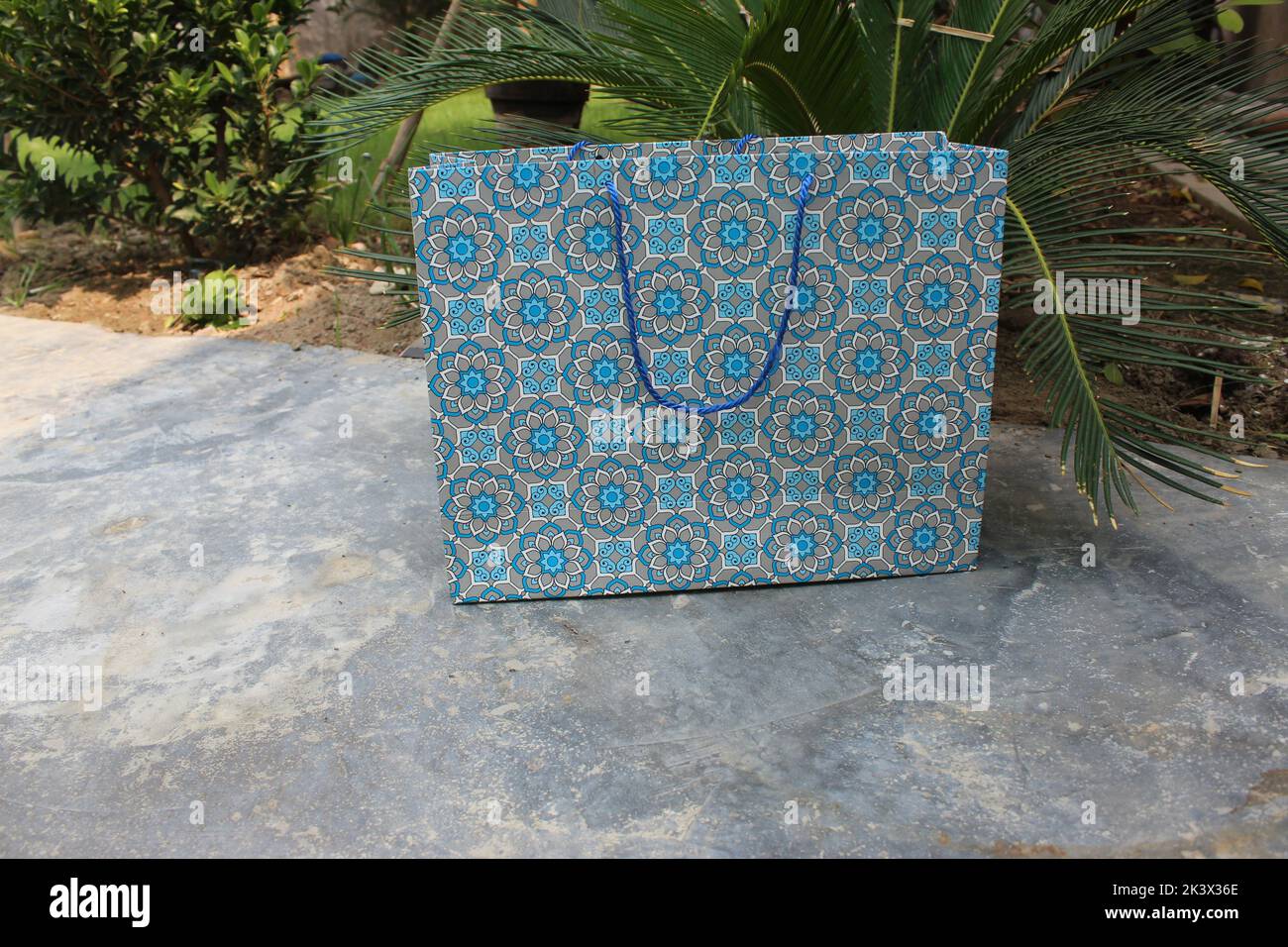 Bunte Papier Einkaufstaschen sind isoliert auf einem grünen natürlichen Hintergrund. Keine Plastiktüten nur umweltfreundliche Taschen. Stockfoto