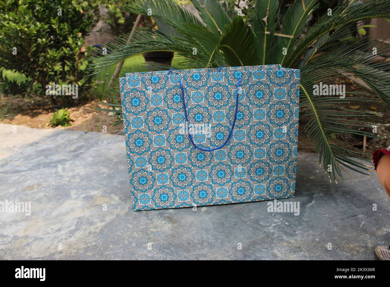 Bunte Papier Einkaufstaschen sind isoliert auf einem grünen natürlichen Hintergrund. Keine Plastiktüten nur umweltfreundliche Taschen. Stockfoto