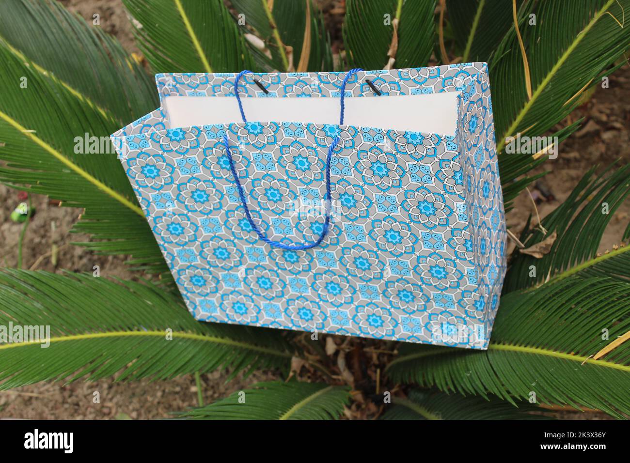 Bunte Papier Einkaufstaschen sind isoliert auf einem grünen natürlichen Hintergrund. Keine Plastiktüten nur umweltfreundliche Taschen. Stockfoto